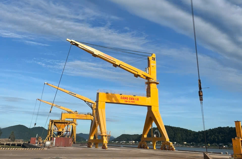 Nhiều địa phương ở miền Trung cấm biển trước khi b&atilde;o số 5 đổ bộ- Ảnh 4.