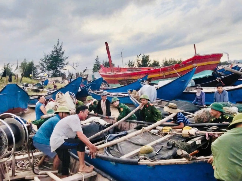 Nhiều địa phương ở miền Trung cấm biển trước khi b&atilde;o số 5 đổ bộ- Ảnh 7.