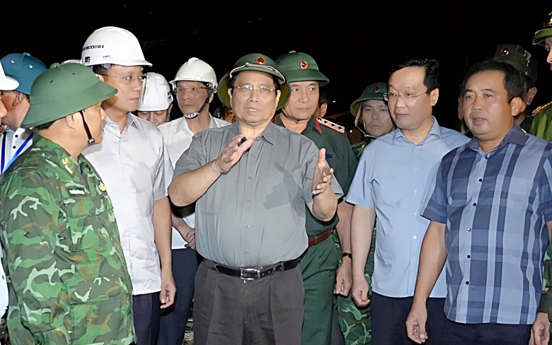 Thủ tướng Ch&iacute;nh phủ trực tiếp chỉ đạo c&ocirc;ng t&aacute;c ứng ph&oacute; b&atilde;o số 5 tại Nghệ An- Ảnh 3.