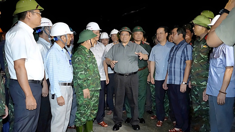 Thủ tướng Ch&iacute;nh phủ trực tiếp chỉ đạo c&ocirc;ng t&aacute;c ứng ph&oacute; b&atilde;o số 5 tại Nghệ An- Ảnh 4.