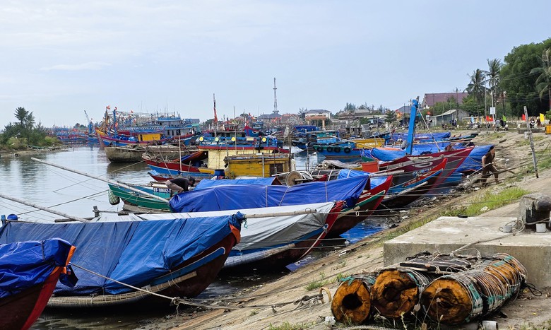 Quảng Trị: T&agrave;u thuyền về bến neo đậu, người d&acirc;n "gặt chạy b&atilde;o" chằng chống nh&agrave; cửa- Ảnh 10.