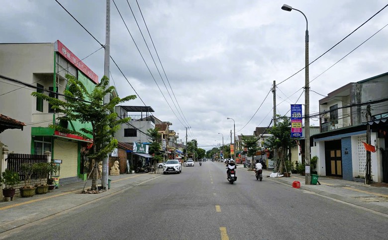 Quảng Trị: T&agrave;u thuyền về bến neo đậu, người d&acirc;n "gặt chạy b&atilde;o" chằng chống nh&agrave; cửa- Ảnh 14.