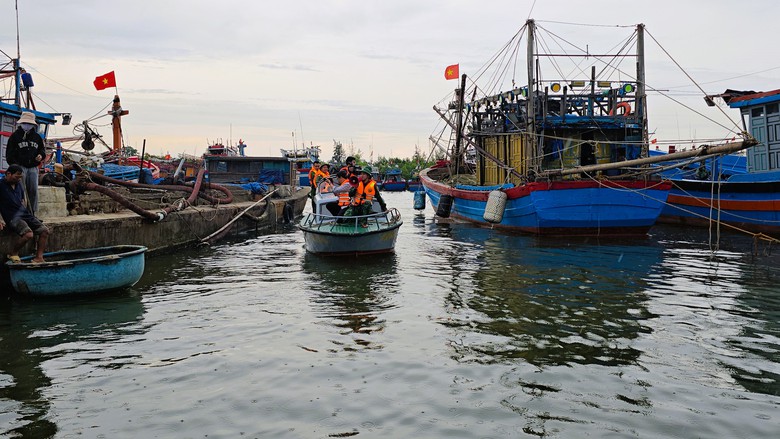 Quảng Trị: T&agrave;u thuyền về bến neo đậu, người d&acirc;n "gặt chạy b&atilde;o" chằng chống nh&agrave; cửa- Ảnh 5.