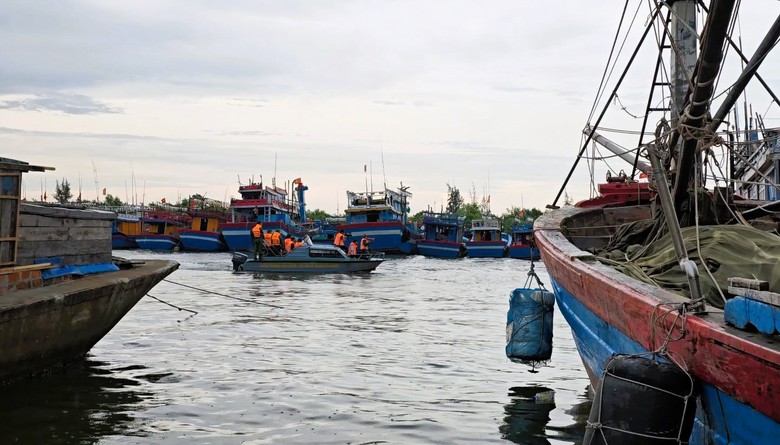 Quảng Trị: T&agrave;u thuyền về bến neo đậu, người d&acirc;n "gặt chạy b&atilde;o" chằng chống nh&agrave; cửa- Ảnh 8.