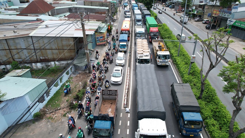 Xe tải bị tông lật chắn ngang đường, giao thông ùn ứ hơn 5km- Ảnh 2. Xe tải bị tông lật chắn ngang đường, giao thông ùn ứ hơn 5km- Ảnh 2.