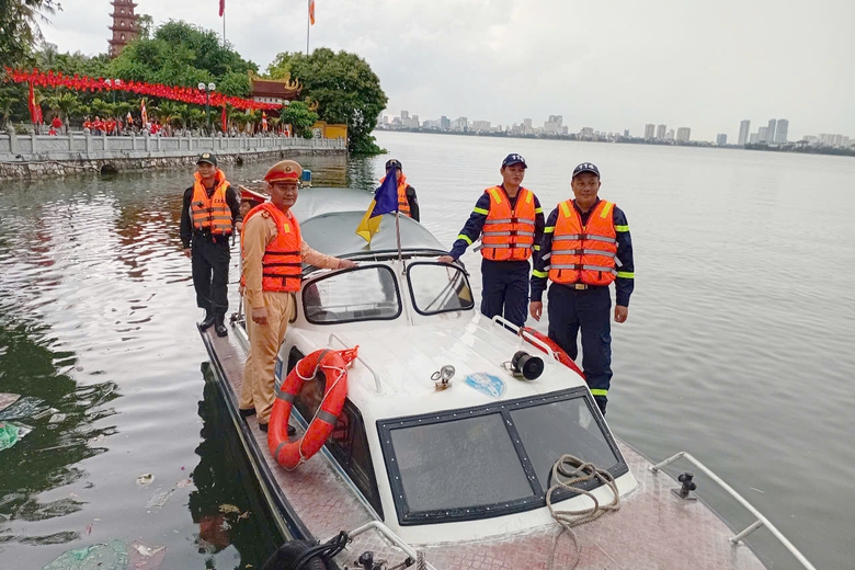 Người dân hào hứng ngắm dàn khí tài trên phố trước giờ tổng hợp luyện- Ảnh 14. Người dân hào hứng ngắm dàn khí tài trên phố trước giờ tổng hợp luyện- Ảnh 14.