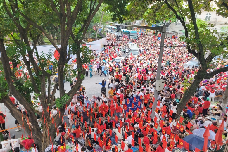 Người dân hào hứng ngắm dàn khí tài trên phố trước giờ tổng hợp luyện- Ảnh 1. Người dân hào hứng ngắm dàn khí tài trên phố trước giờ tổng hợp luyện- Ảnh 1.