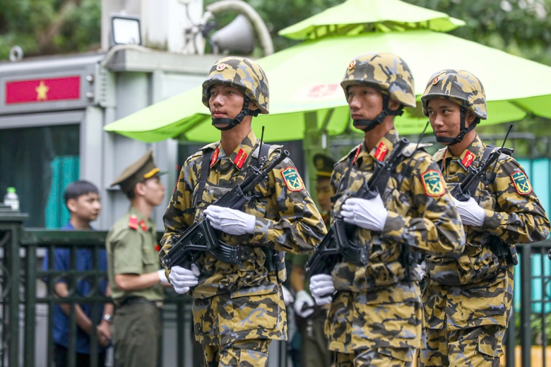 Người dân hào hứng ngắm dàn khí tài trên phố trước giờ tổng hợp luyện- Ảnh 7. Người dân hào hứng ngắm dàn khí tài trên phố trước giờ tổng hợp luyện- Ảnh 7.