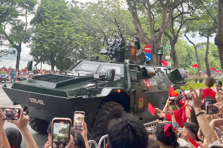 Người dân hào hứng ngắm dàn khí tài trên phố trước giờ tổng hợp luyện- Ảnh 5. Người dân hào hứng ngắm dàn khí tài trên phố trước giờ tổng hợp luyện- Ảnh 5.