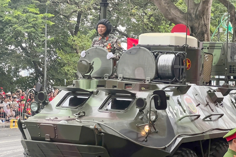 Người dân hào hứng ngắm dàn khí tài trên phố trước giờ tổng hợp luyện- Ảnh 6. Người dân hào hứng ngắm dàn khí tài trên phố trước giờ tổng hợp luyện- Ảnh 6.