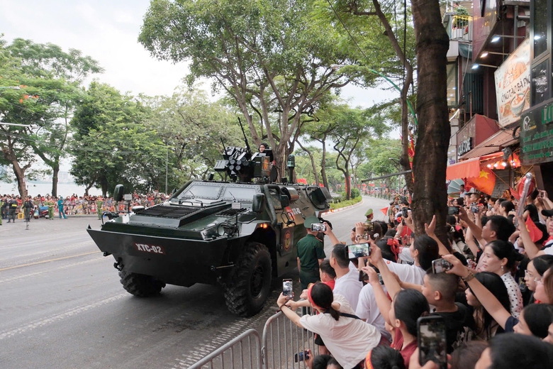 Người dân hào hứng ngắm dàn khí tài trên phố trước giờ tổng hợp luyện- Ảnh 4. Người dân hào hứng ngắm dàn khí tài trên phố trước giờ tổng hợp luyện- Ảnh 4.