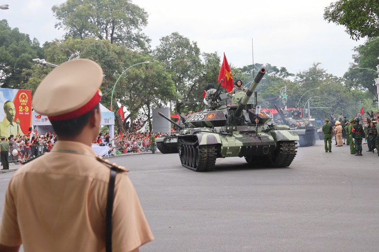 Người dân hào hứng ngắm dàn khí tài trên phố trước giờ tổng hợp luyện- Ảnh 8. Người dân hào hứng ngắm dàn khí tài trên phố trước giờ tổng hợp luyện- Ảnh 8.