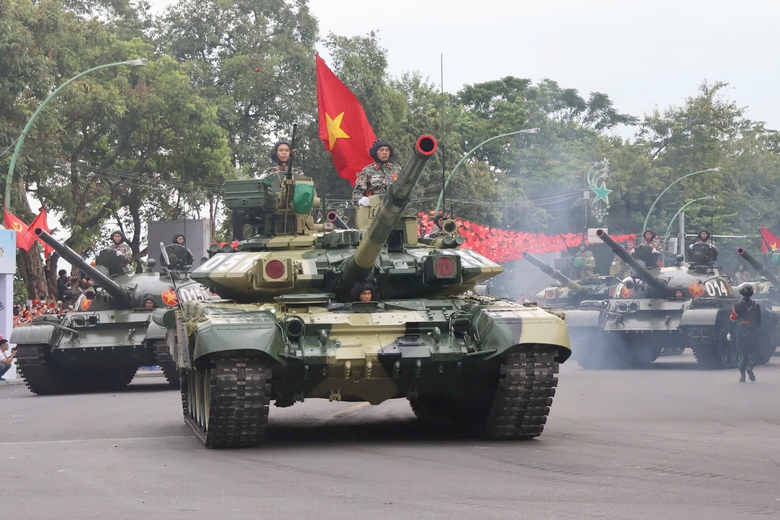 Người dân hào hứng ngắm dàn khí tài trên phố trước giờ tổng hợp luyện- Ảnh 9. Người dân hào hứng ngắm dàn khí tài trên phố trước giờ tổng hợp luyện- Ảnh 9.