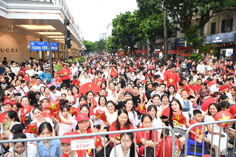 Người dân hào hứng ngắm dàn khí tài trên phố trước giờ tổng hợp luyện- Ảnh 3. Người dân hào hứng ngắm dàn khí tài trên phố trước giờ tổng hợp luyện- Ảnh 3.