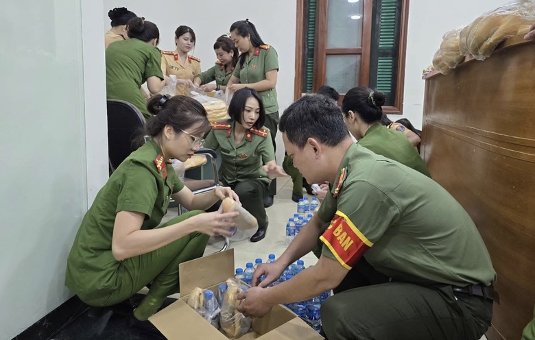 Ấm l&ograve;ng những suất ăn tiếp sức lực lượng phục vụ tổng hợp luyện diễu binh, diễu h&agrave;nh- Ảnh 21.