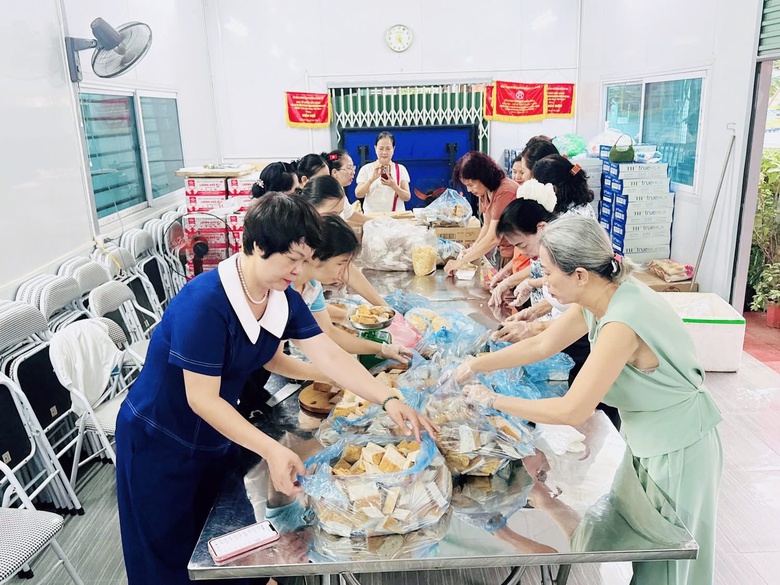 Ấm l&ograve;ng những suất ăn tiếp sức lực lượng phục vụ tổng hợp luyện diễu binh, diễu h&agrave;nh- Ảnh 19.