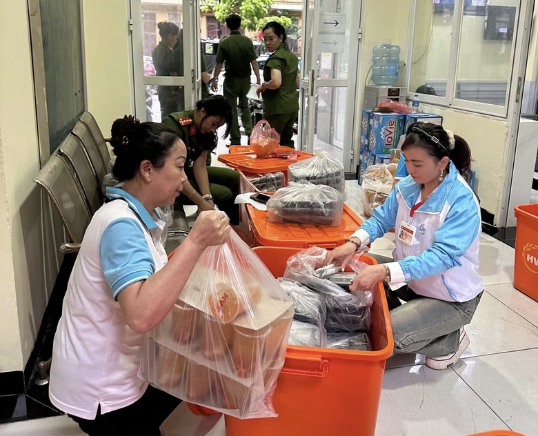 Ấm l&ograve;ng những suất ăn tiếp sức lực lượng phục vụ tổng hợp luyện diễu binh, diễu h&agrave;nh- Ảnh 1.