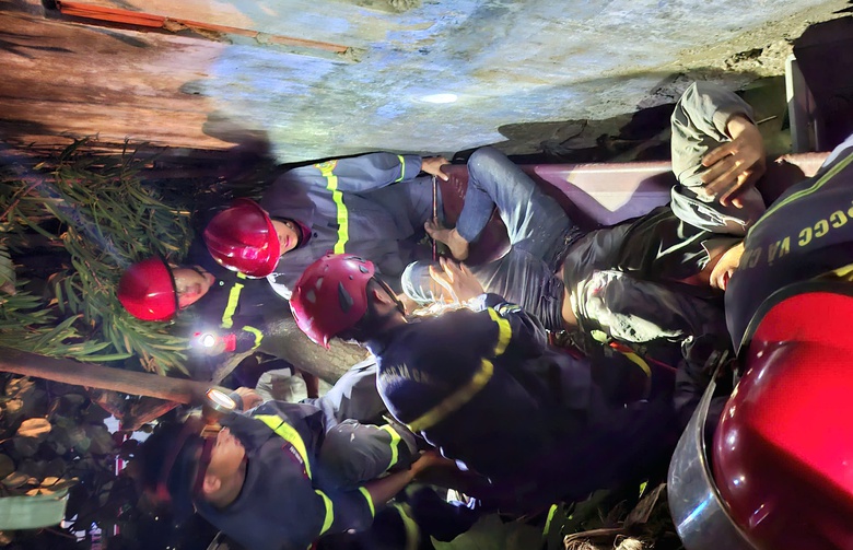 Đắk Lắk: Hơn 2 giờ nỗ lực giải cứu tài xế mắc kẹt trong cabin xe tải bị lật- Ảnh 2. Đắk Lắk: Hơn 2 giờ nỗ lực giải cứu tài xế mắc kẹt trong cabin xe tải bị lật- Ảnh 2.