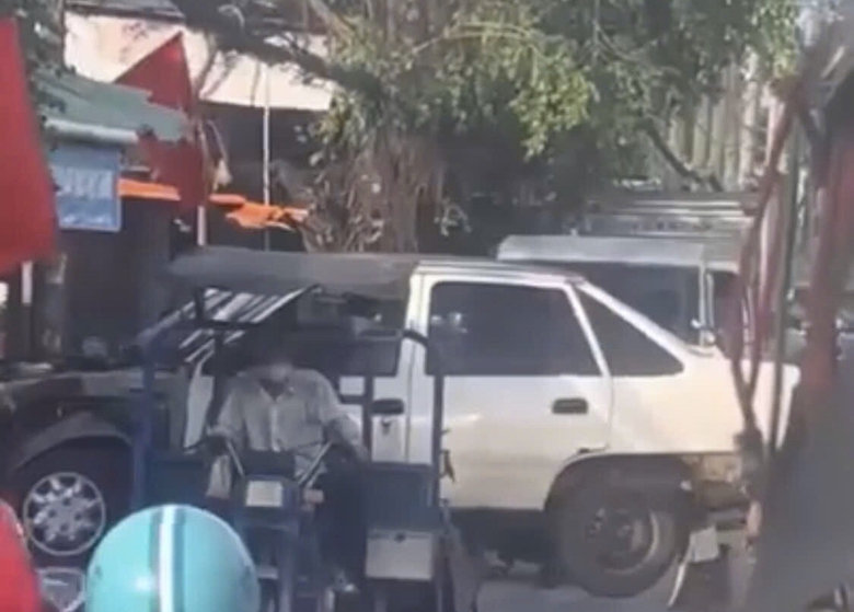 Phạt 10 triệu đồng chủ xe ba g&aacute;c chở &ocirc; t&ocirc; g&acirc;y cản trở giao th&ocirc;ng- Ảnh 1.