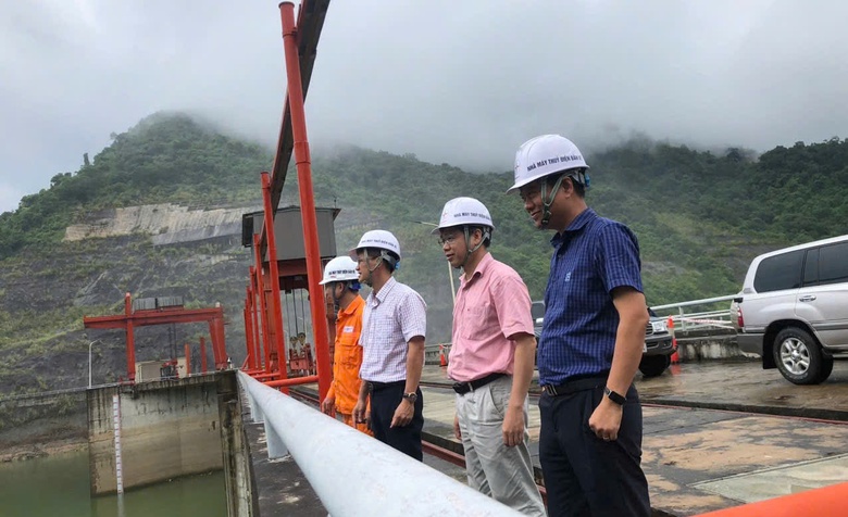 L&atilde;nh đạo EVNGENCO1 trực tiếp chỉ đạo tại Thủy điện Bản Vẽ, chủ động ứng ph&oacute; với b&atilde;o số 5- Ảnh 1.