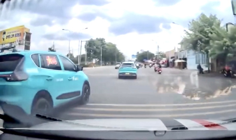 Phạt 45 triệu đồng t&agrave;i xế lạng l&aacute;ch, đ&aacute;nh v&otilde;ng tr&ecirc;n cầu B&igrave;nh Triệu- Ảnh 1.