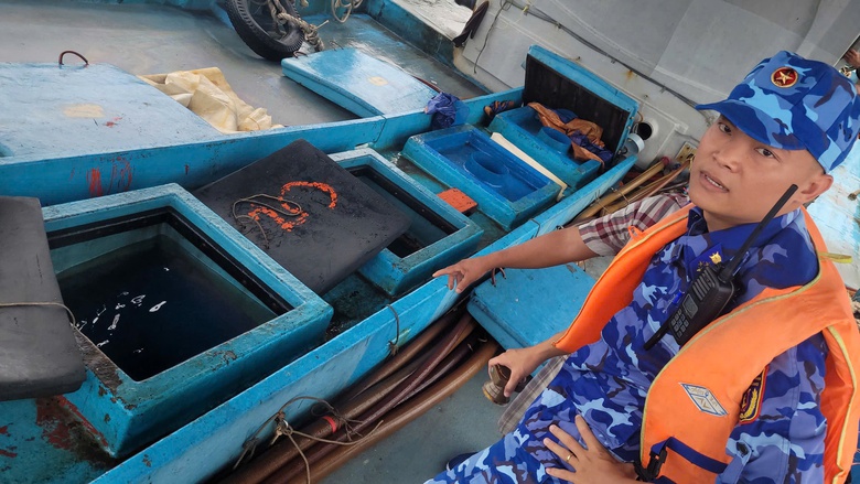 Hai ngày cảnh sát biển bắt ba tàu chở 115.000 lít dầu trái phép trên biển Tây Nam- Ảnh 2. Hai ngày cảnh sát biển bắt ba tàu chở 115.000 lít dầu trái phép trên biển Tây Nam- Ảnh 2.