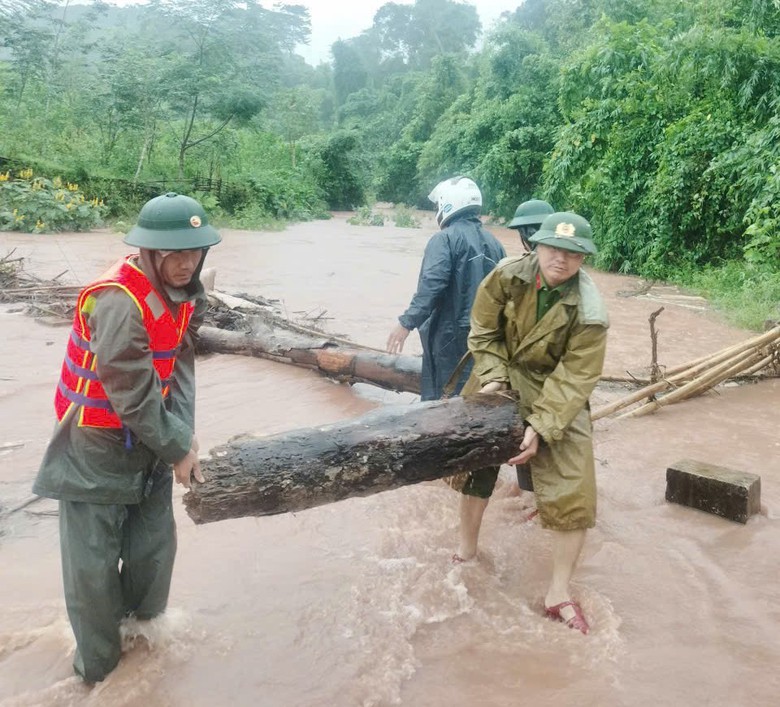 Quảng Trị: Bốn người d&acirc;n bị thương, nhiều tuyến đường sạt lở, chia cắt giao th&ocirc;ng- Ảnh 2.