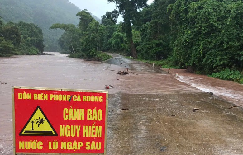 B&atilde;o số 5 quần thảo Nghệ An, đường phố Cửa L&ograve; ngập s&acirc;u, nhiều c&acirc;y xanh g&atilde;y đổ- Ảnh 43.