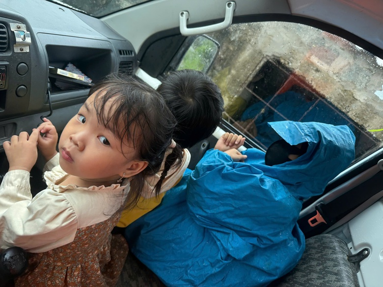 B&atilde;o số 5 quần thảo Nghệ An, đường phố Cửa L&ograve; ngập s&acirc;u, nhiều c&acirc;y xanh g&atilde;y đổ- Ảnh 23.