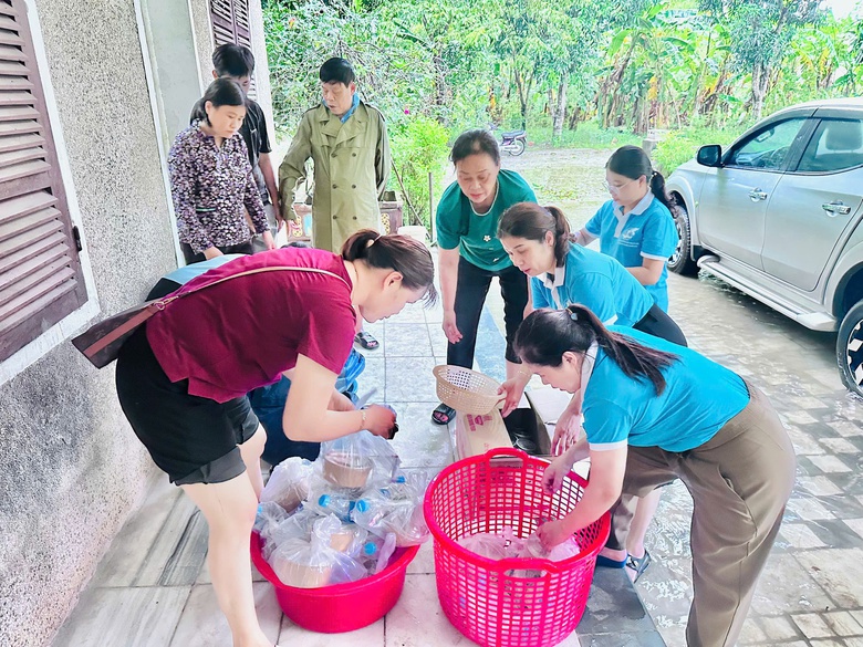 Nghệ An: Những suất cơm ấm tình nơi tránh trú bão- Ảnh 7. Nghệ An: Những suất cơm ấm tình nơi tránh trú bão- Ảnh 7.