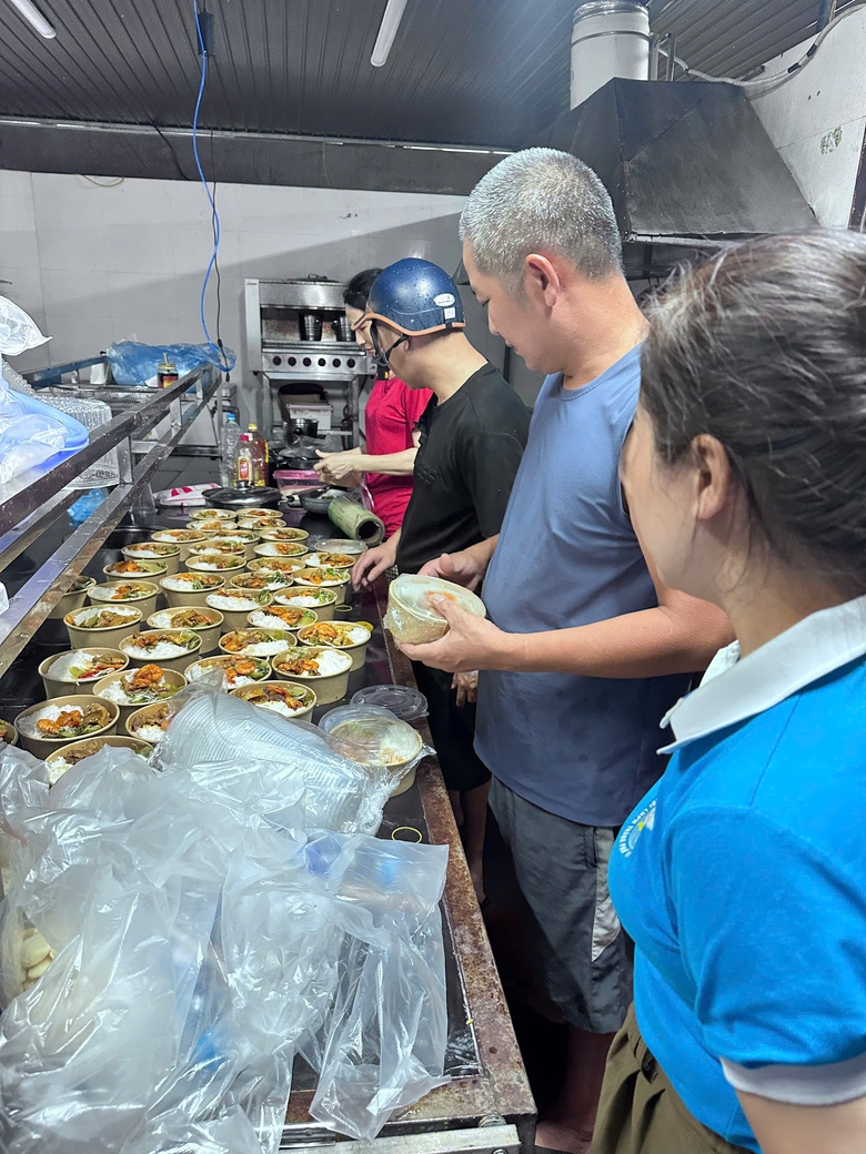 Nghệ An: Những suất cơm ấm tình nơi tránh trú bão- Ảnh 8. Nghệ An: Những suất cơm ấm tình nơi tránh trú bão- Ảnh 8.