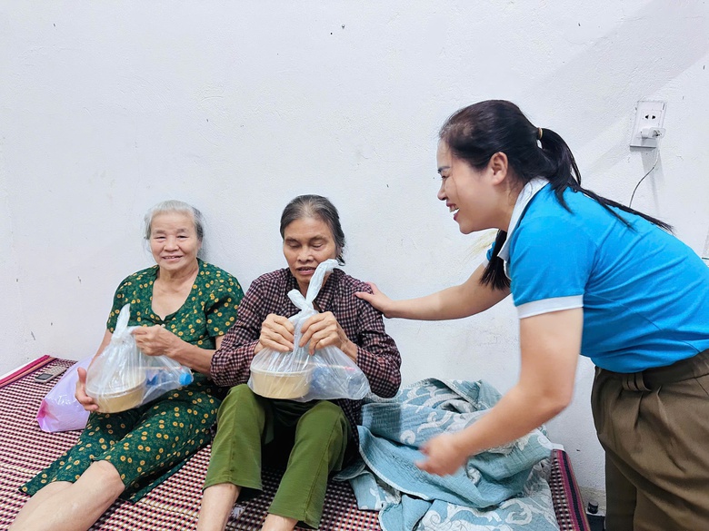 Nghệ An: Những suất cơm ấm tình nơi tránh trú bão- Ảnh 9. Nghệ An: Những suất cơm ấm tình nơi tránh trú bão- Ảnh 9.