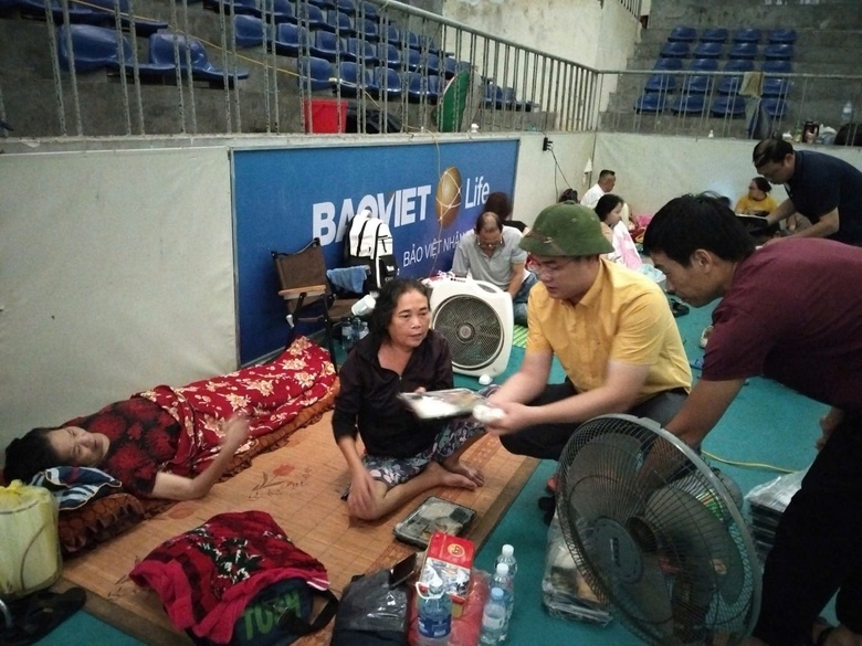 Nghệ An: Những suất cơm ấm tình nơi tránh trú bão- Ảnh 4. Nghệ An: Những suất cơm ấm tình nơi tránh trú bão- Ảnh 4.