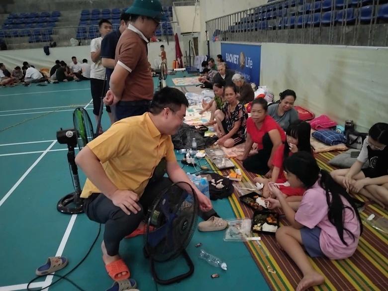 Nghệ An: Những suất cơm ấm tình nơi tránh trú bão- Ảnh 3. Nghệ An: Những suất cơm ấm tình nơi tránh trú bão- Ảnh 3.