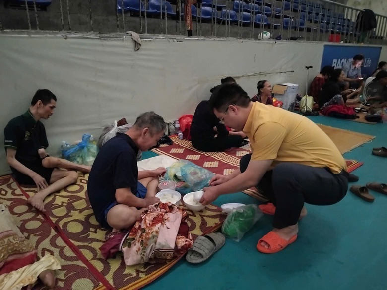 Nghệ An: Những suất cơm ấm tình nơi tránh trú bão- Ảnh 2. Nghệ An: Những suất cơm ấm tình nơi tránh trú bão- Ảnh 2.