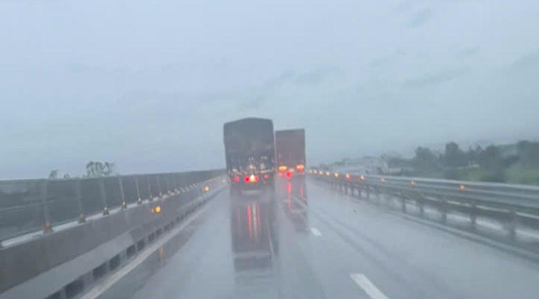 Đ&oacute;ng quốc lộ 48A ở Nghệ An v&igrave; ngập s&acirc;u- Ảnh 2.