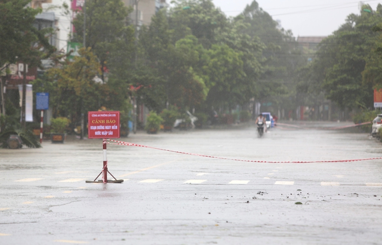 B&atilde;o số 5 quần thảo Nghệ An, đường phố Cửa L&ograve; ngập s&acirc;u, nhiều c&acirc;y xanh g&atilde;y đổ- Ảnh 19.