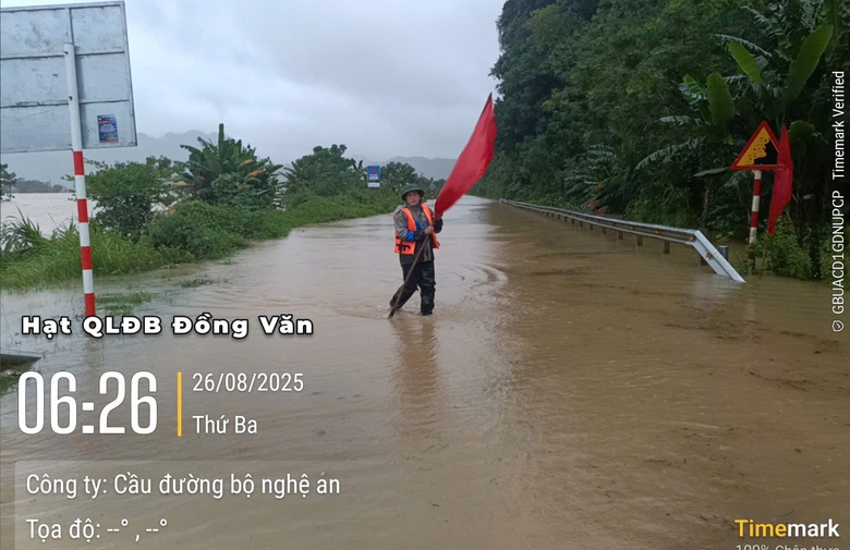 Đ&oacute;ng quốc lộ 48A ở Nghệ An v&igrave; ngập s&acirc;u- Ảnh 1.