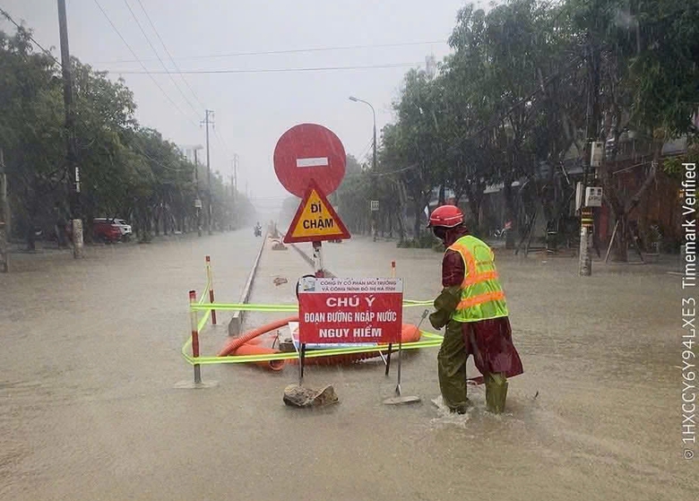 Từ 13h hôm nay, cấm phương tiện hướng về tâm bão số 5 tại Thanh Hóa - Nghệ An - Hà Tĩnh- Ảnh 2. Từ 13h hôm nay, cấm phương tiện hướng về tâm bão số 5 tại Thanh Hóa - Nghệ An - Hà Tĩnh- Ảnh 2.