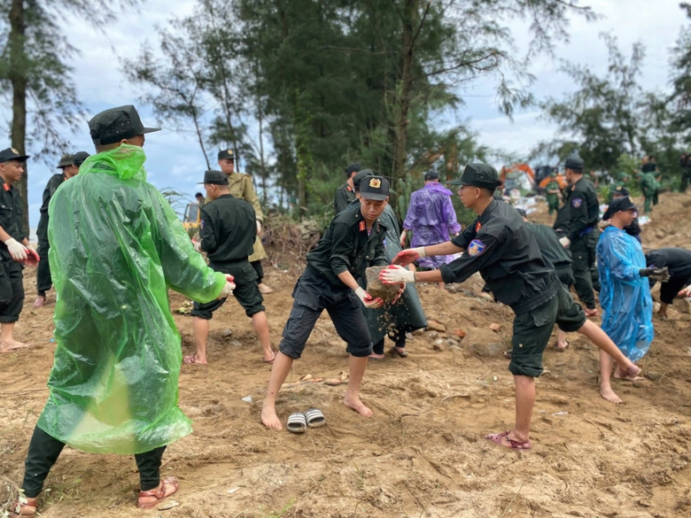 B&atilde;o số 5 quần thảo Nghệ An, đường phố Cửa L&ograve; ngập s&acirc;u, nhiều c&acirc;y xanh g&atilde;y đổ- Ảnh 38.