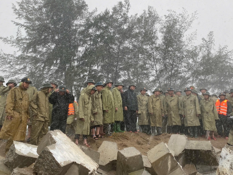 B&atilde;o số 5 quần thảo Nghệ An, đường phố Cửa L&ograve; ngập s&acirc;u, nhiều c&acirc;y xanh g&atilde;y đổ- Ảnh 36.