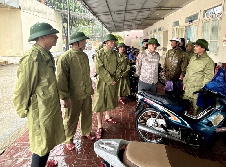 B&atilde;o số 5 quần thảo Nghệ An, đường phố Cửa L&ograve; ngập s&acirc;u, nhiều c&acirc;y xanh g&atilde;y đổ- Ảnh 27.