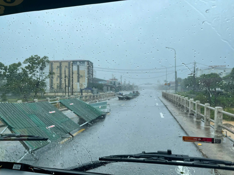 B&atilde;o số 5 quần thảo Nghệ An, đường phố Cửa L&ograve; ngập s&acirc;u, nhiều c&acirc;y xanh g&atilde;y đổ- Ảnh 8.