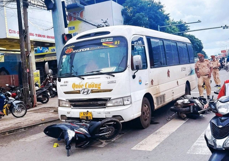Đồng Nai: Xe kh&aacute;ch t&ocirc;ng loạt xe m&aacute;y dừng đ&egrave;n đỏ, một người nhập viện- Ảnh 1.
