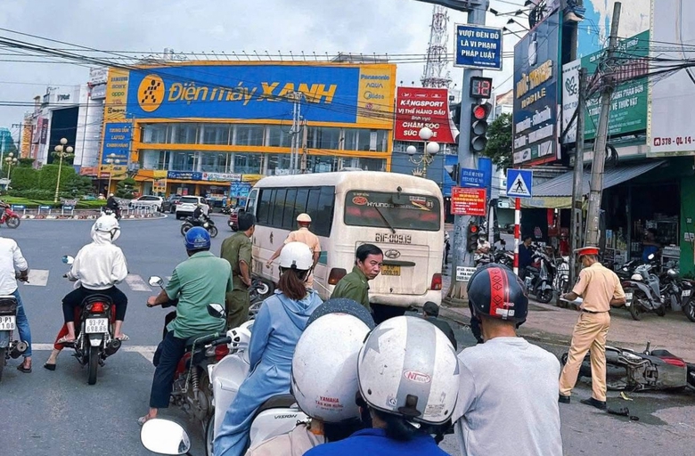 Đồng Nai: Xe kh&aacute;ch t&ocirc;ng loạt xe m&aacute;y dừng đ&egrave;n đỏ, một người nhập viện- Ảnh 2.