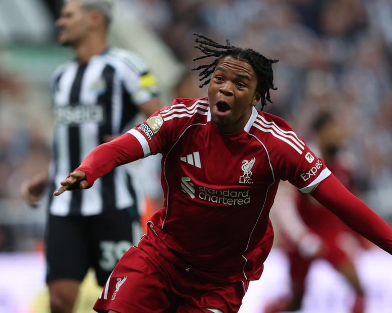 Ngumoha tỏa s&aacute;ng, Liverpool đ&aacute;nh bại Newcastle- Ảnh 2.