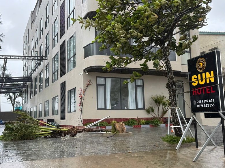 B&atilde;o số 5 quần thảo Nghệ An, đường phố Cửa L&ograve; ngập s&acirc;u, nhiều c&acirc;y xanh g&atilde;y đổ- Ảnh 45.