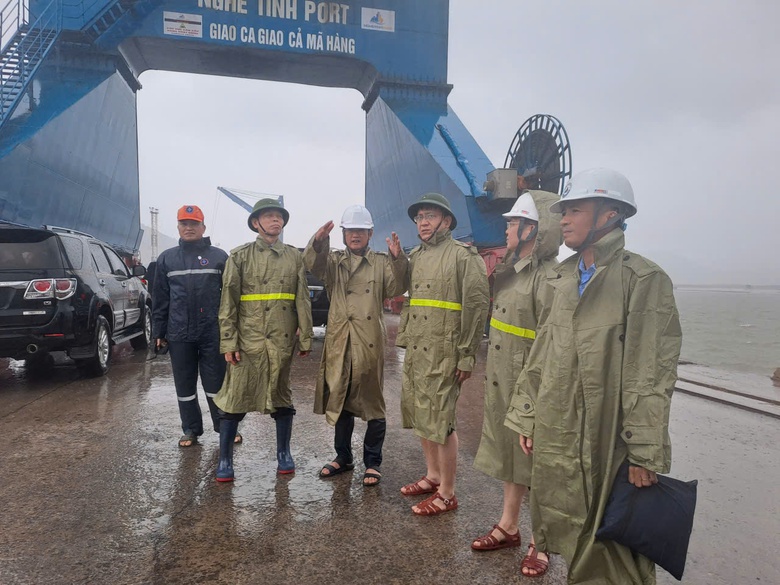 B&atilde;o số 5 quần thảo Nghệ An, đường phố Cửa L&ograve; ngập s&acirc;u, nhiều c&acirc;y xanh g&atilde;y đổ- Ảnh 48.