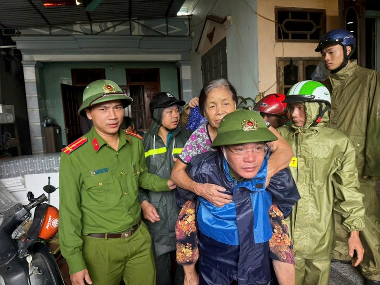 B&atilde;o số 5 quần thảo Nghệ An, đường phố Cửa L&ograve; ngập s&acirc;u, nhiều c&acirc;y xanh g&atilde;y đổ- Ảnh 50.