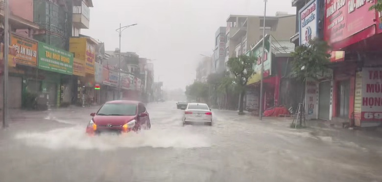 B&atilde;o số 5 quần thảo Nghệ An, đường phố Cửa L&ograve; ngập s&acirc;u, nhiều c&acirc;y xanh g&atilde;y đổ- Ảnh 28.